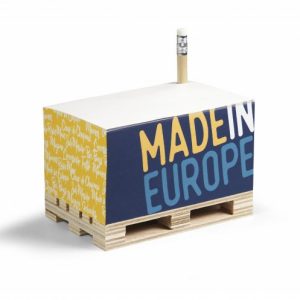 Bloc cube avec crayon sur palette en bois