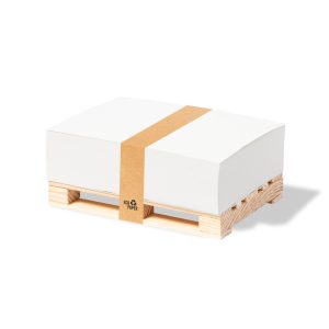 Bloc cube en papier recyclé sur palette en bois