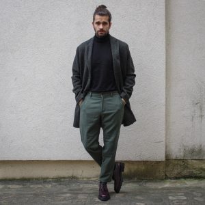 col roulé noir homme